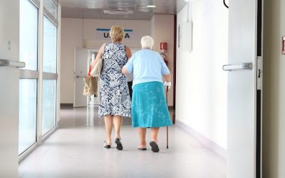 ¿Cómo realizar un correcto cuidado de personas mayores?