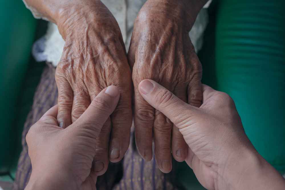 Causas y soluciones para el temblor de manos en ancianos