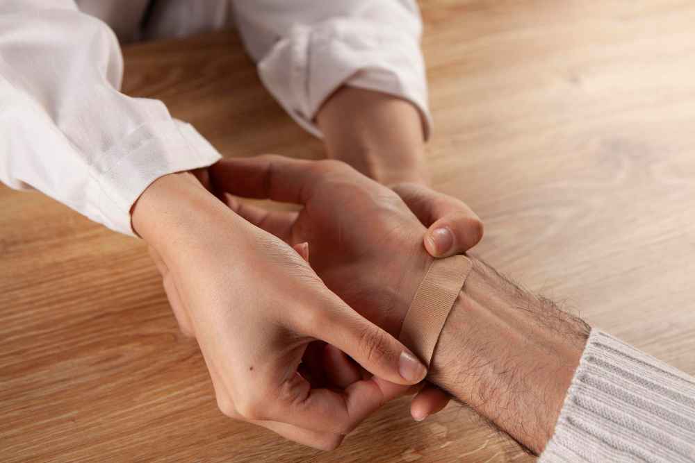 ¿Cómo curar una herida con infección en personas mayores?